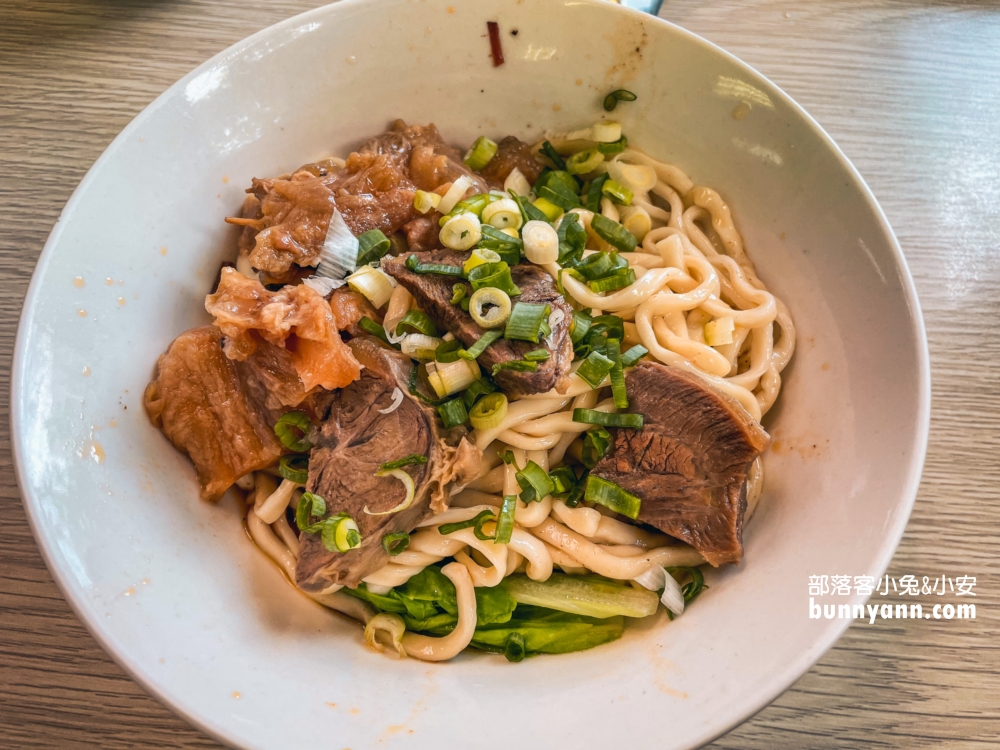 屏東回香牛肉麵，隱藏在五南書局內的大塊牛肉麵