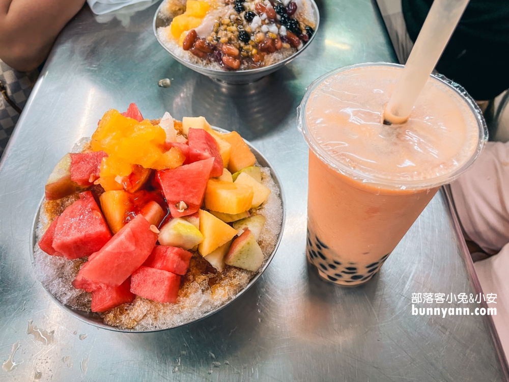 屏東【秋林牛乳大王】街邊老字號冰店，一定會點一杯木瓜牛奶或是水果冰來吃喝一番