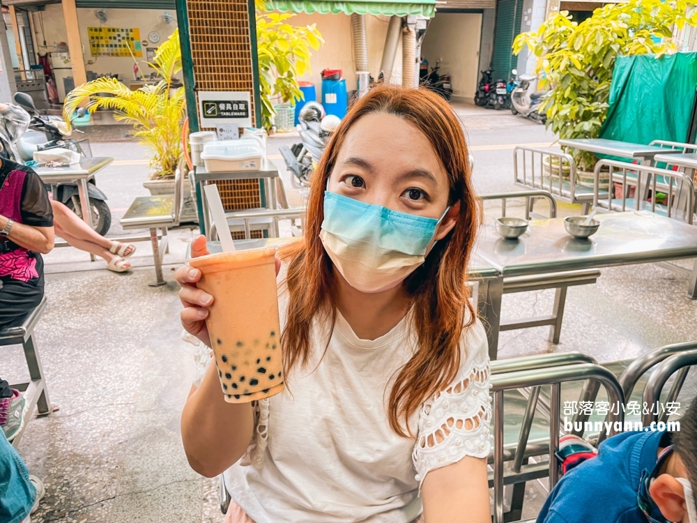 屏東【秋林牛乳大王】街邊老字號冰店，一定會點一杯木瓜牛奶或是水果冰來吃喝一番