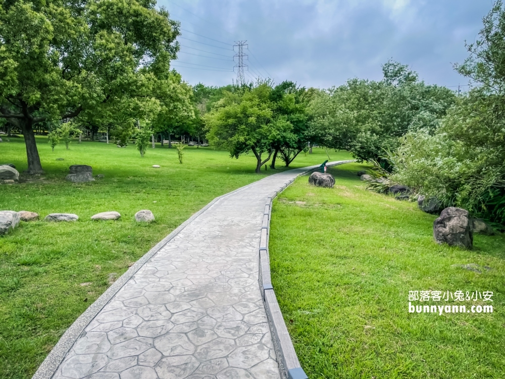 苗栗【雪霸國家公園管理處】湖邊的氣溫涼爽，還有生態館可以參觀