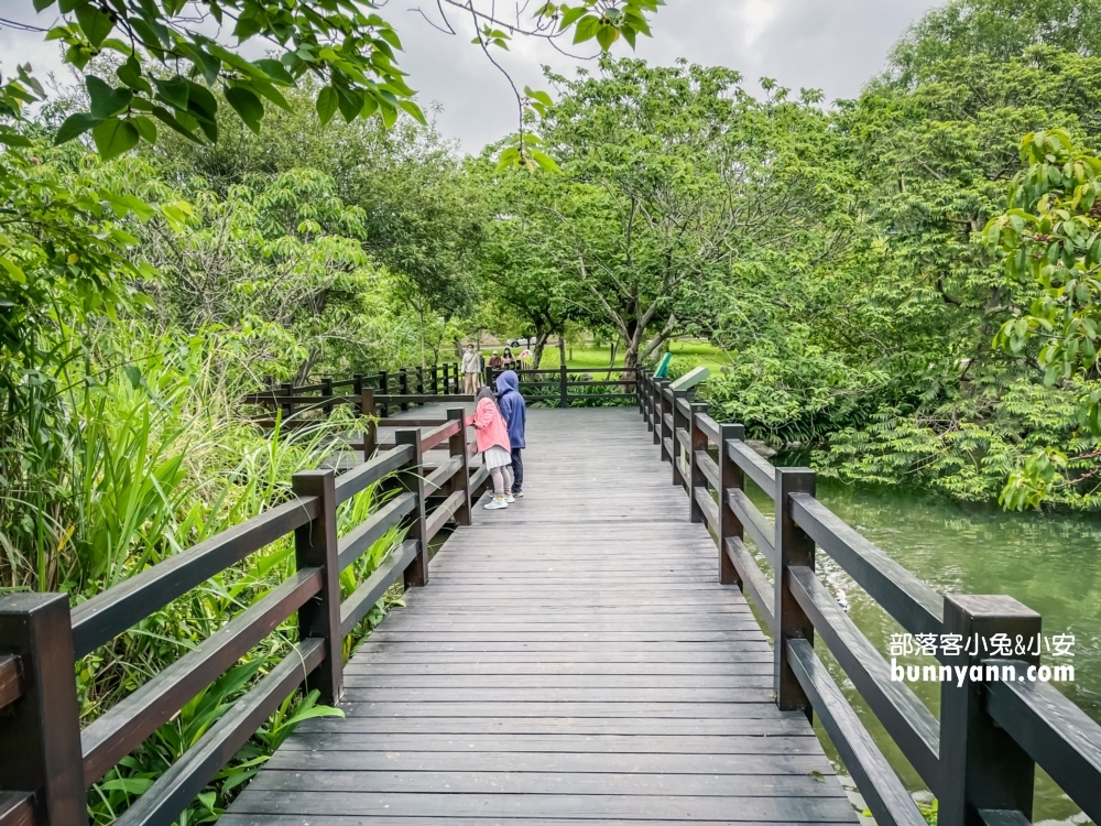 苗栗【雪霸國家公園管理處】湖邊的氣溫涼爽，還有生態館可以參觀