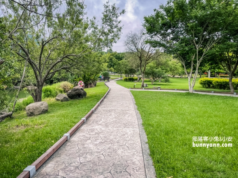苗栗【雪霸國家公園管理處】湖邊的氣溫涼爽，還有生態館可以參觀