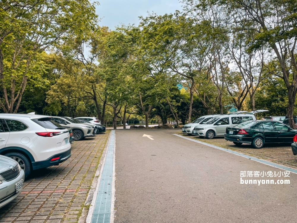 苗栗【雪霸國家公園管理處】湖邊的氣溫涼爽，還有生態館可以參觀