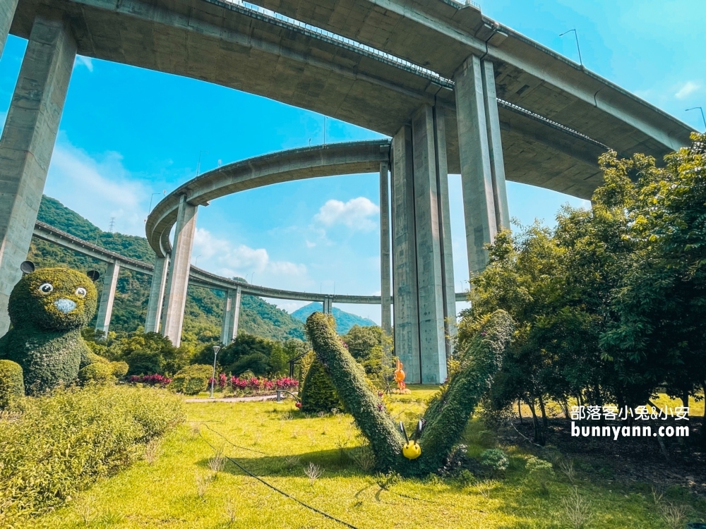 南投【橋聳雲天綠雕園區】壯觀高速公路建築景色