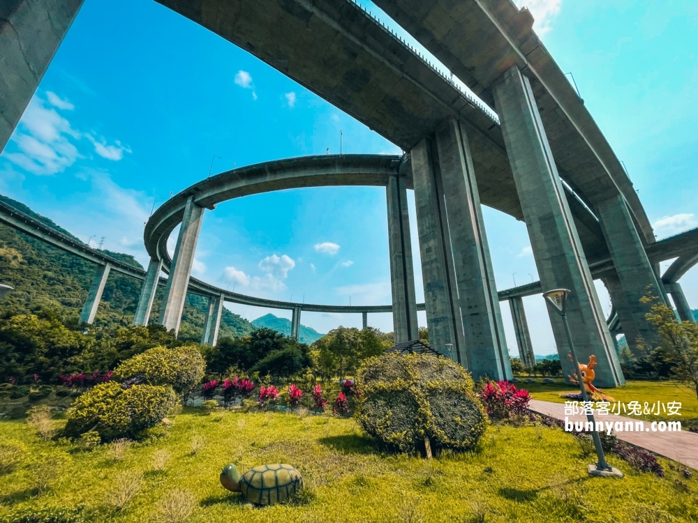 南投【橋聳雲天綠雕園區】壯觀高速公路建築景色