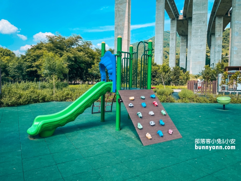 南投【橋聳雲天綠雕園區】壯觀高速公路建築景色