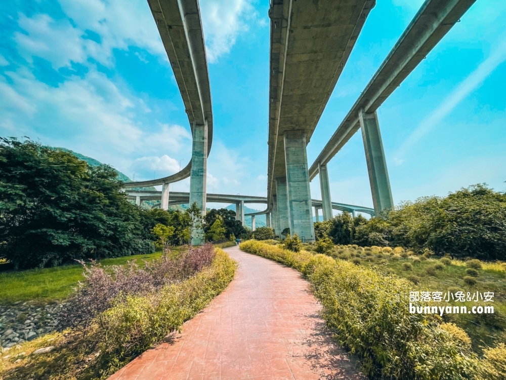 南投【橋聳雲天綠雕園區】壯觀高速公路建築景色