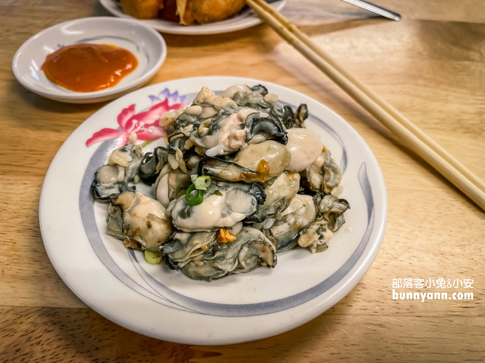 基隆必吃！吳姳麵館(A6263)，超過三十顆肥美蚵仔的男子漢蓋飯