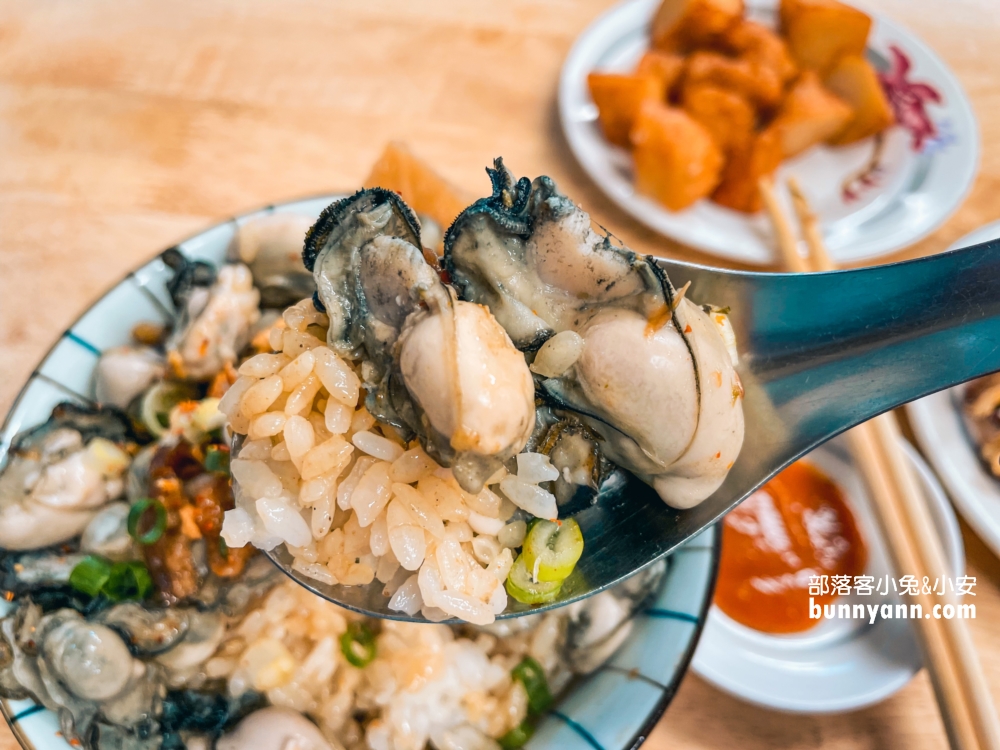 基隆必吃！吳姳麵館(A6263)，超過三十顆肥美蚵仔的男子漢蓋飯