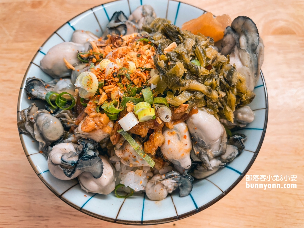 基隆必吃！吳姳麵館(A6263)，超過三十顆肥美蚵仔的男子漢蓋飯
