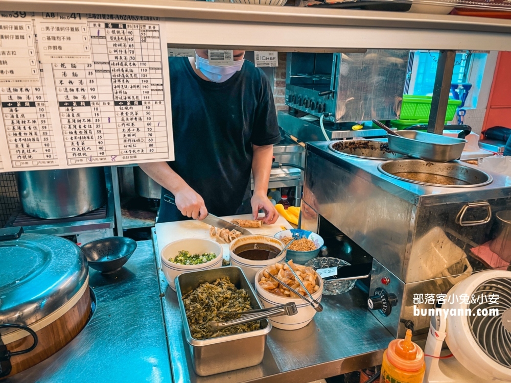 基隆必吃！吳姳麵館(A6263)，超過三十顆肥美蚵仔的男子漢蓋飯