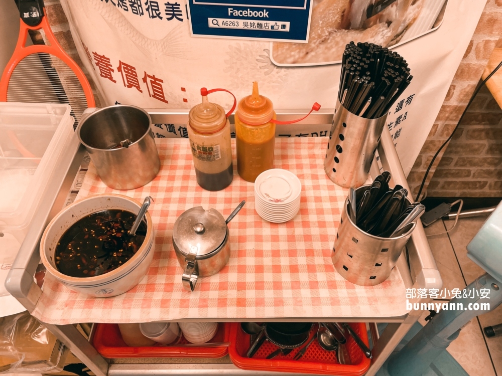 基隆必吃！吳姳麵館(A6263)，超過三十顆肥美蚵仔的男子漢蓋飯
