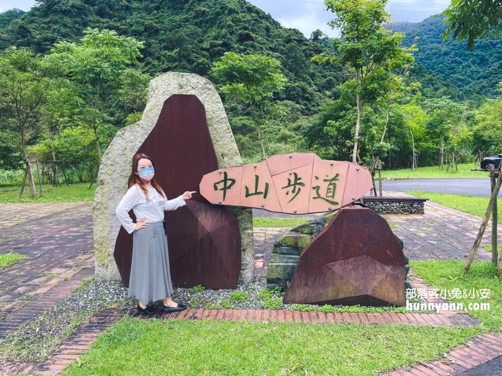 宜蘭冬山【舊寮瀑布】輕鬆好走卻充滿自然野趣。瀑布水量終年豐沛壯觀
