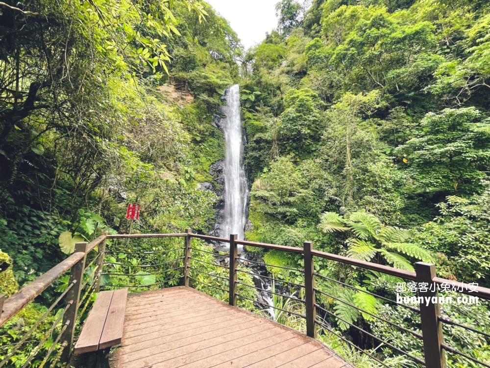 宜蘭冬山【舊寮瀑布】輕鬆好走卻充滿自然野趣。瀑布水量終年豐沛壯觀