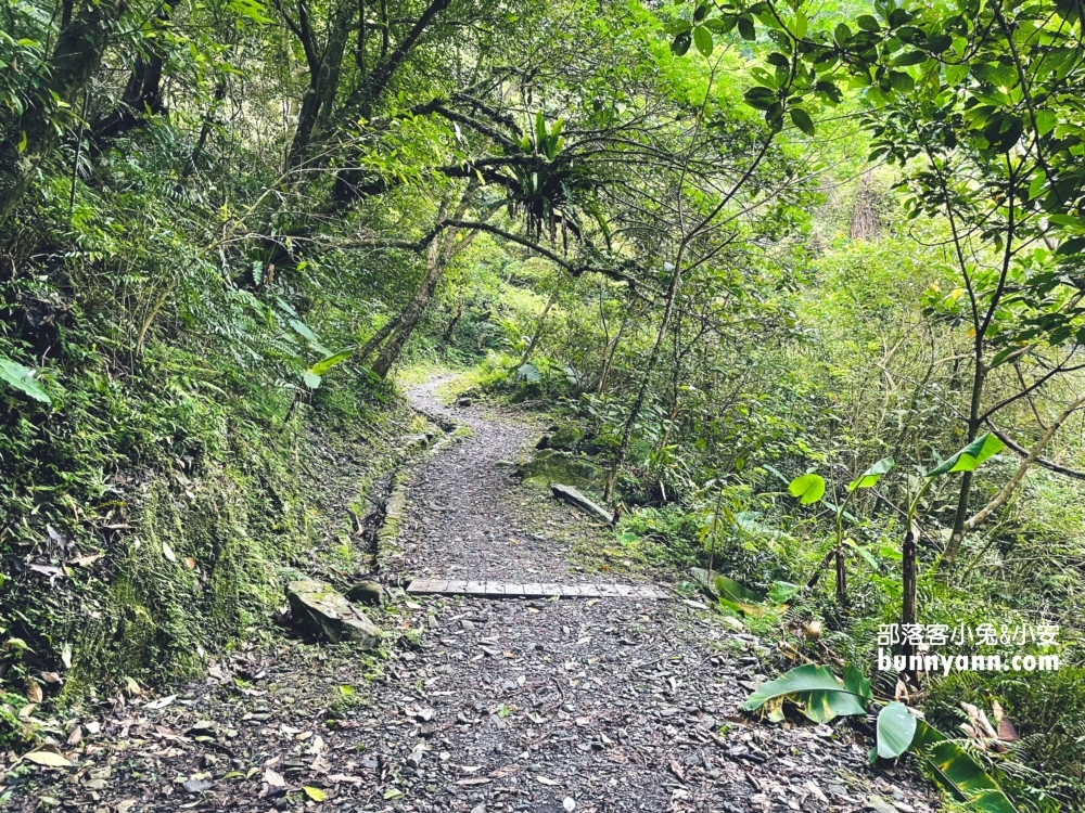 宜蘭冬山【舊寮瀑布】輕鬆好走卻充滿自然野趣。瀑布水量終年豐沛壯觀