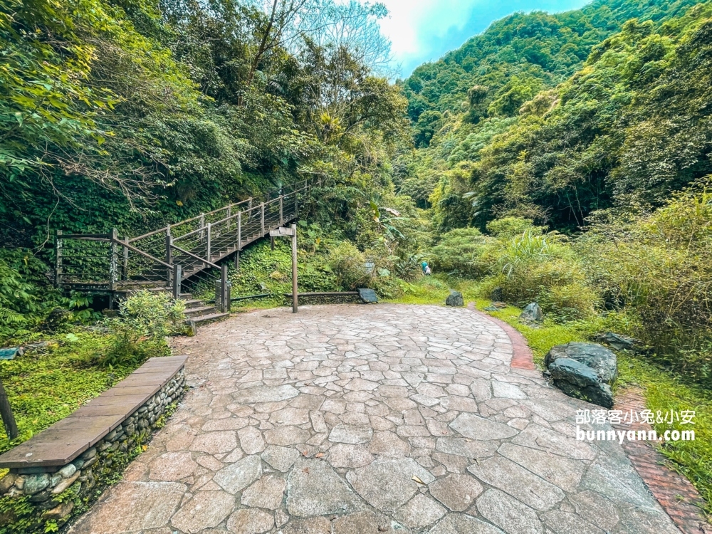 宜蘭冬山【舊寮瀑布】輕鬆好走卻充滿自然野趣。瀑布水量終年豐沛壯觀