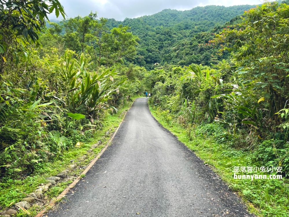 宜蘭冬山【舊寮瀑布】輕鬆好走卻充滿自然野趣。瀑布水量終年豐沛壯觀