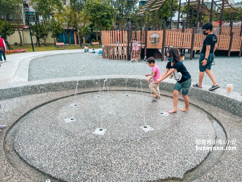 宜蘭「羅東九號公園」好好玩，可玩水玩溜滑梯跟盪鞦韆