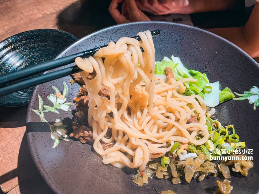 基隆美食古月香熬粹牛肉麵，停車資訊與菜單分享