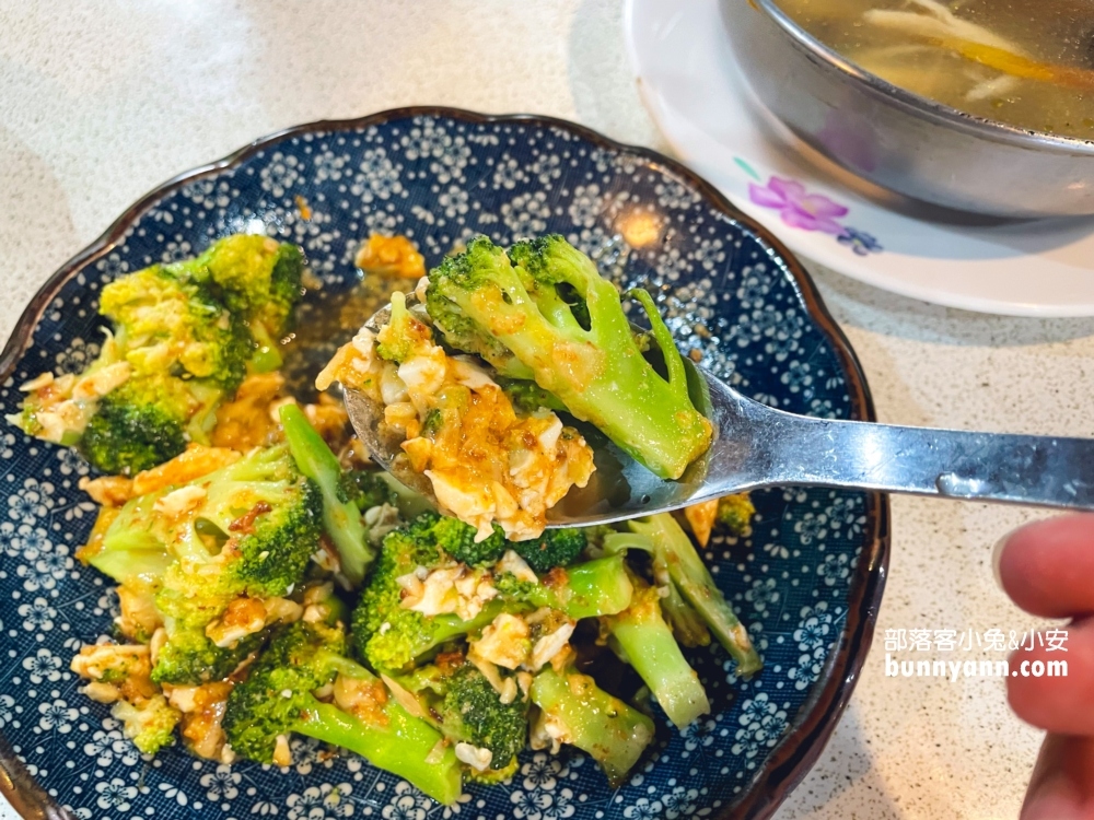 谷關美食推薦和平客棧，金黃甕仔雞跟山菜實在好吃