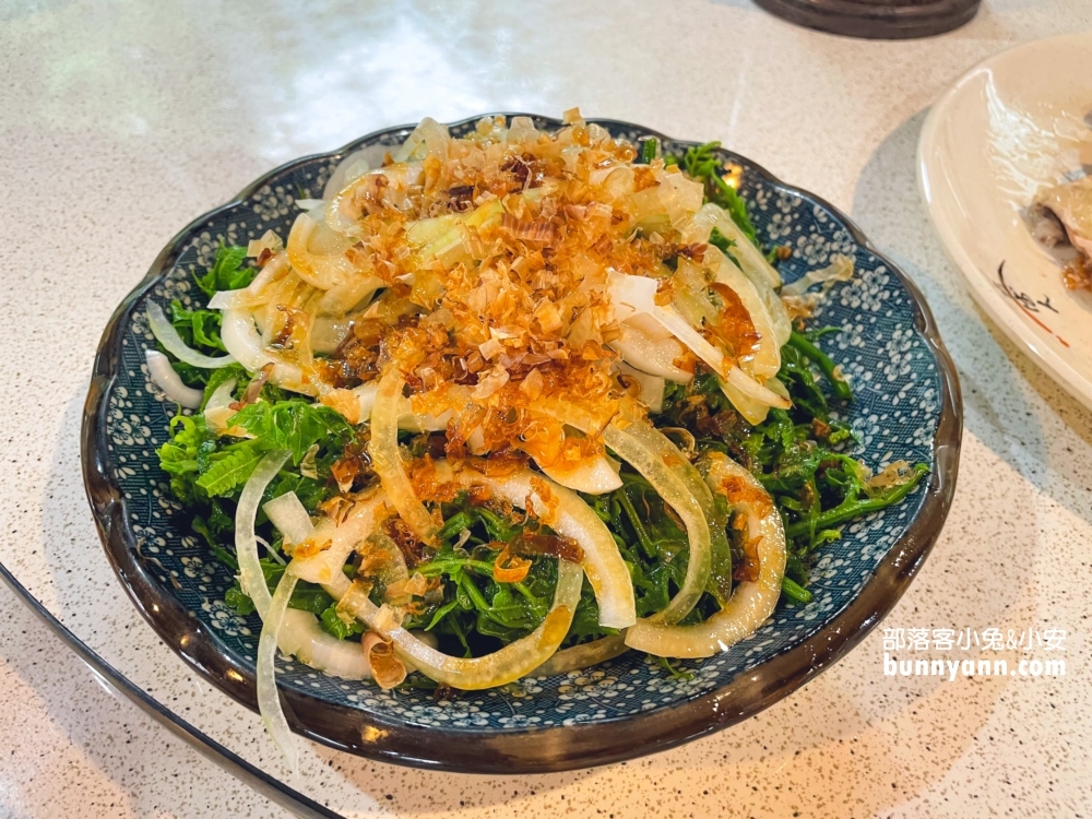 谷關美食推薦和平客棧，金黃甕仔雞跟山菜實在好吃