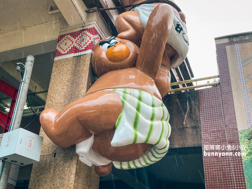 谷關好熊弟裝置藝術，三隻萌熊疊羅漢爬牆翻進停車場