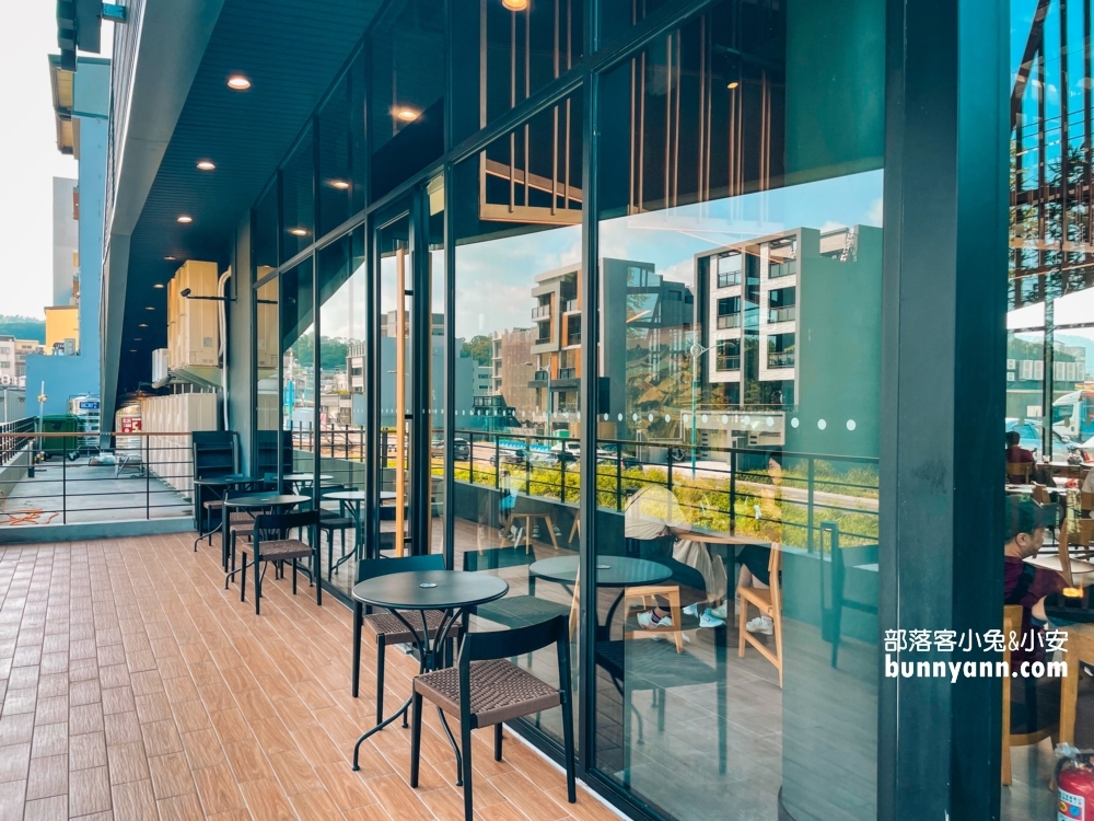星巴克芎林文德門市，黑色系竹林園風格，有氮氣咖啡