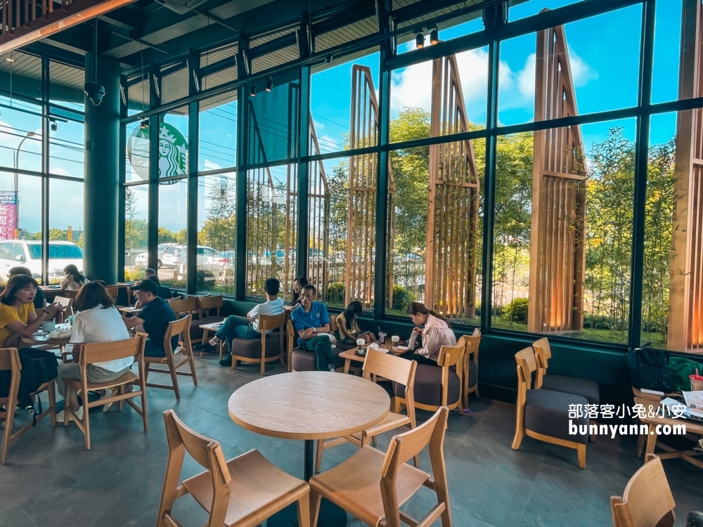 星巴克芎林文德門市，黑色系竹林園風格，有氮氣咖啡