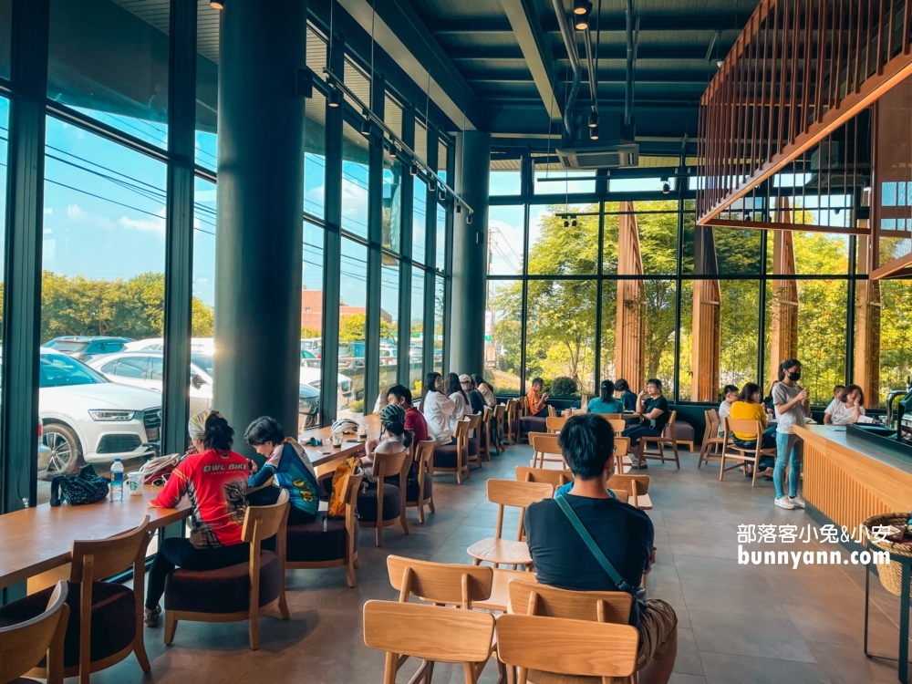 星巴克芎林文德門市，黑色系竹林園風格，有氮氣咖啡