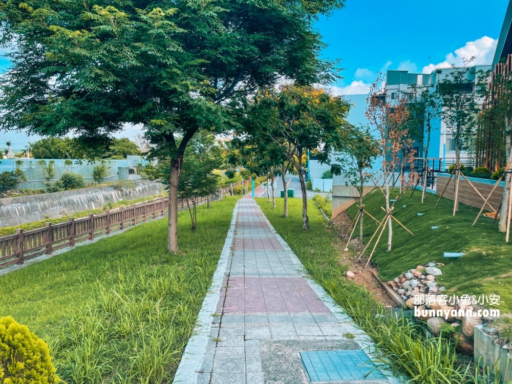 星巴克芎林文德門市，黑色系竹林園風格，有氮氣咖啡