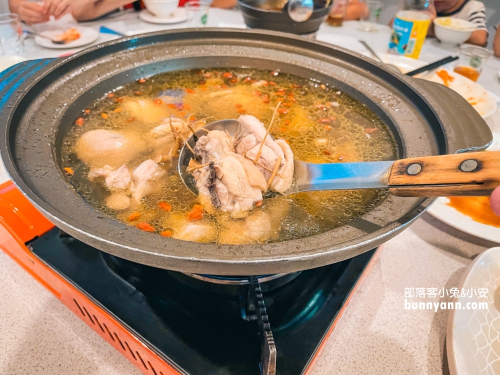 新北【萬里酒莊】放山雞不但新鮮嫩口，價格還很平價，CP值爆表！