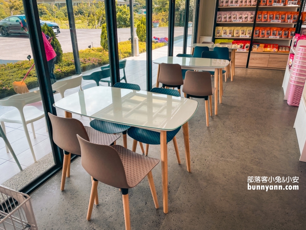 苗栗裕芳食品通霄店，下車WC和採買伴手禮好地方