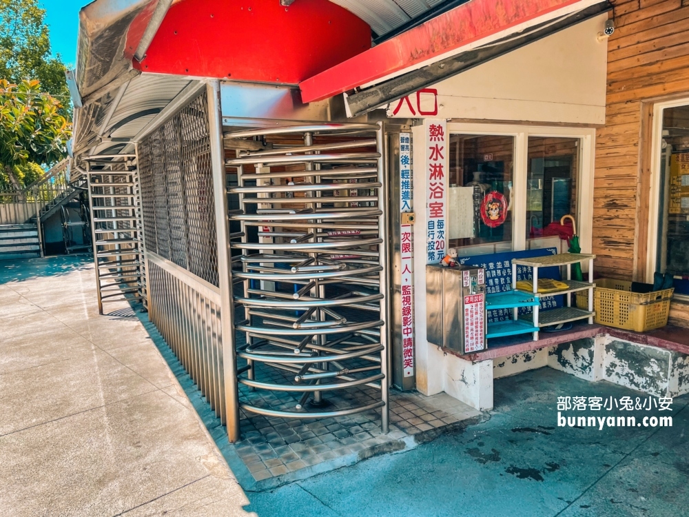 宜蘭冬山龍泉游泳池，嗨玩旋轉滑水道，泳池畔吃雞排