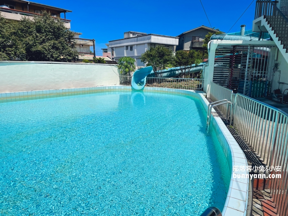 宜蘭冬山龍泉游泳池，嗨玩旋轉滑水道，泳池畔吃雞排