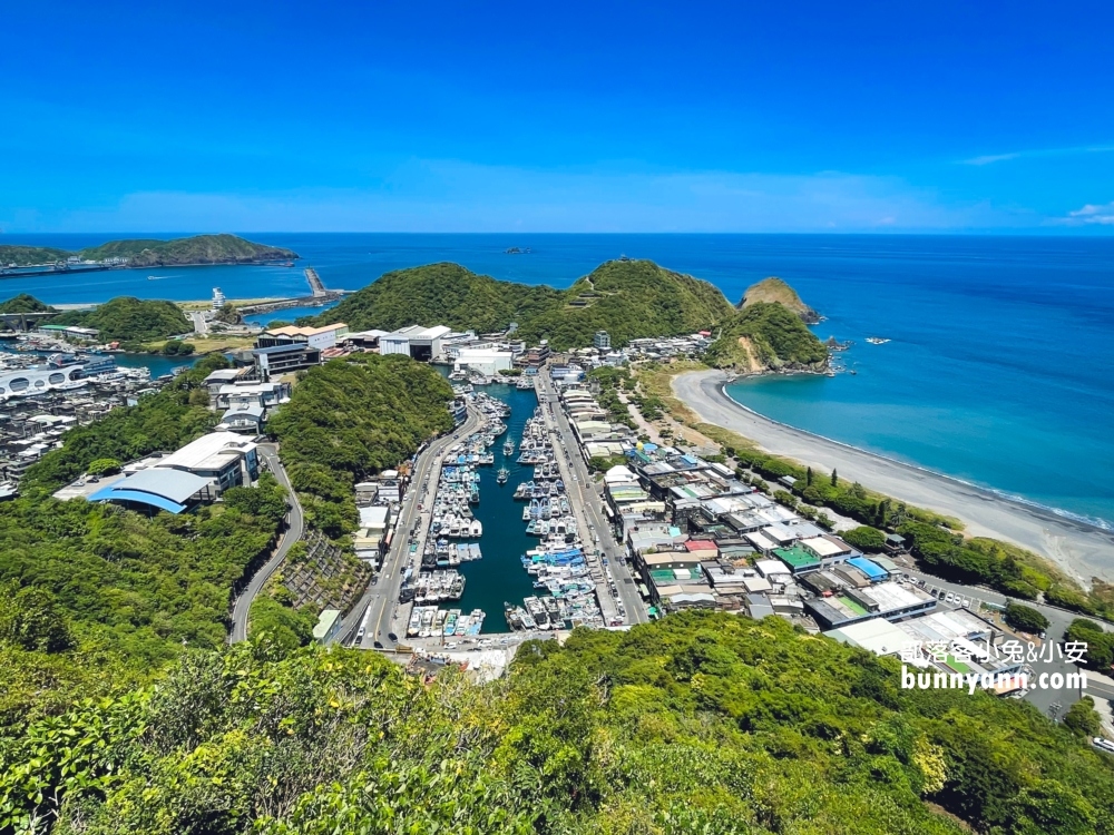 宜蘭超美的「南方澳觀景台」下車兩分鐘就是美麗海景，海天一色。