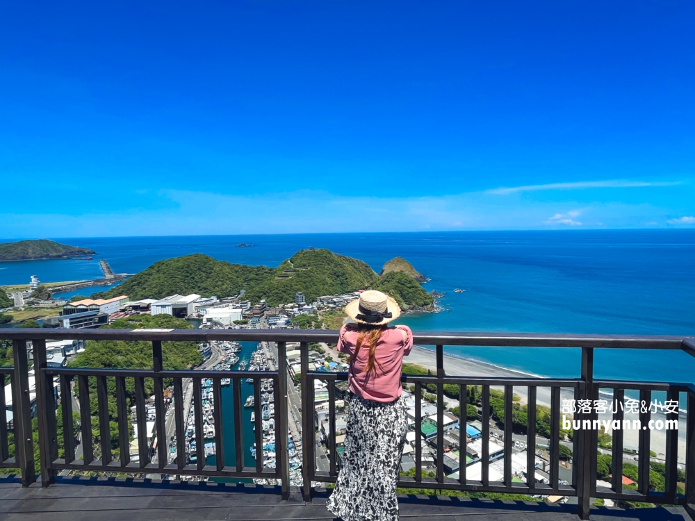 宜蘭超美的「南方澳觀景台」下車兩分鐘就是美麗海景，海天一色。