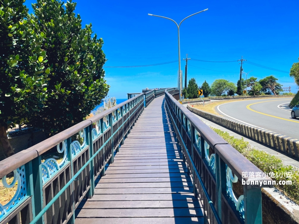 宜蘭超美的「南方澳觀景台」下車兩分鐘就是美麗海景，海天一色。
