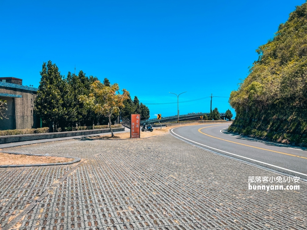 宜蘭超美的「南方澳觀景台」下車兩分鐘就是美麗海景，海天一色。