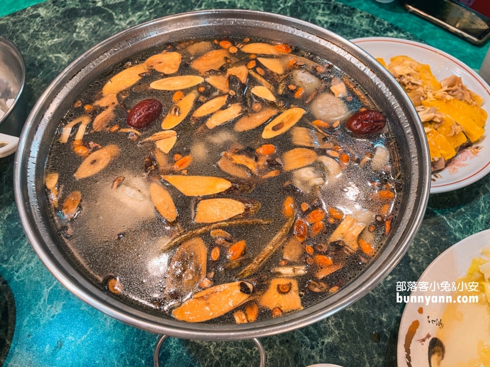 三峽樂源仙境土雞城一邊烤肉一邊玩水超級棒!!