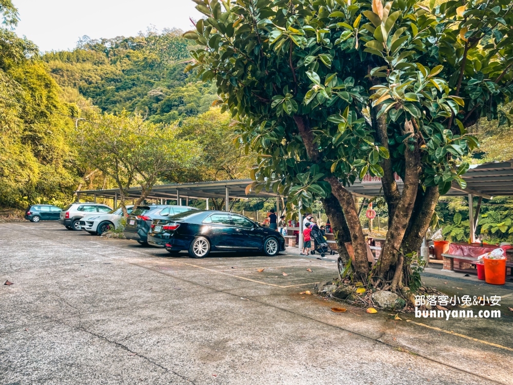 三峽樂源仙境土雞城一邊烤肉一邊玩水超級棒!!