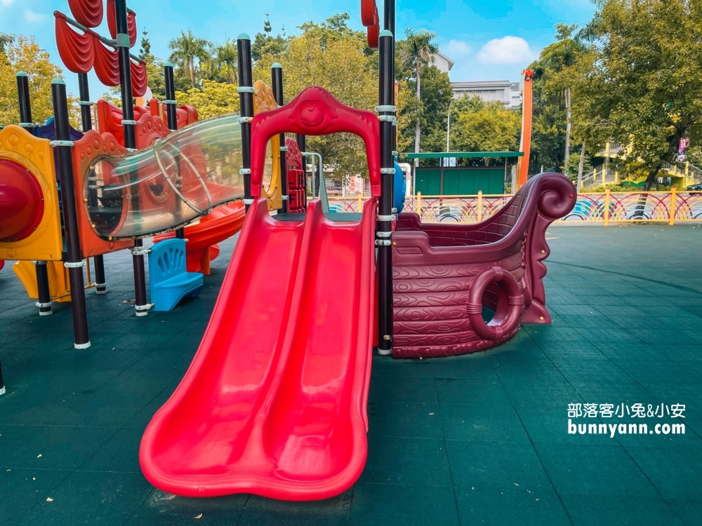 南投草屯兒童樂園｜有遮陽跟停車場的戶外親子遊戲區