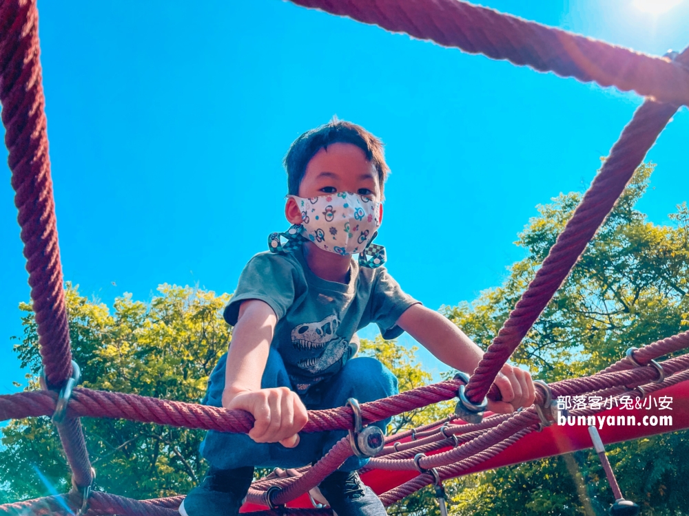 台中鰲峰山運動公園，手腳併用的戶外親子遊戲場