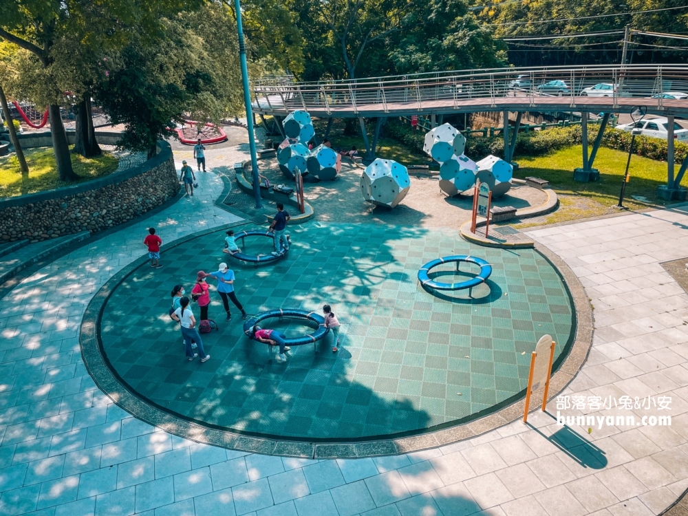 台中鰲峰山運動公園，手腳併用的戶外親子遊戲場