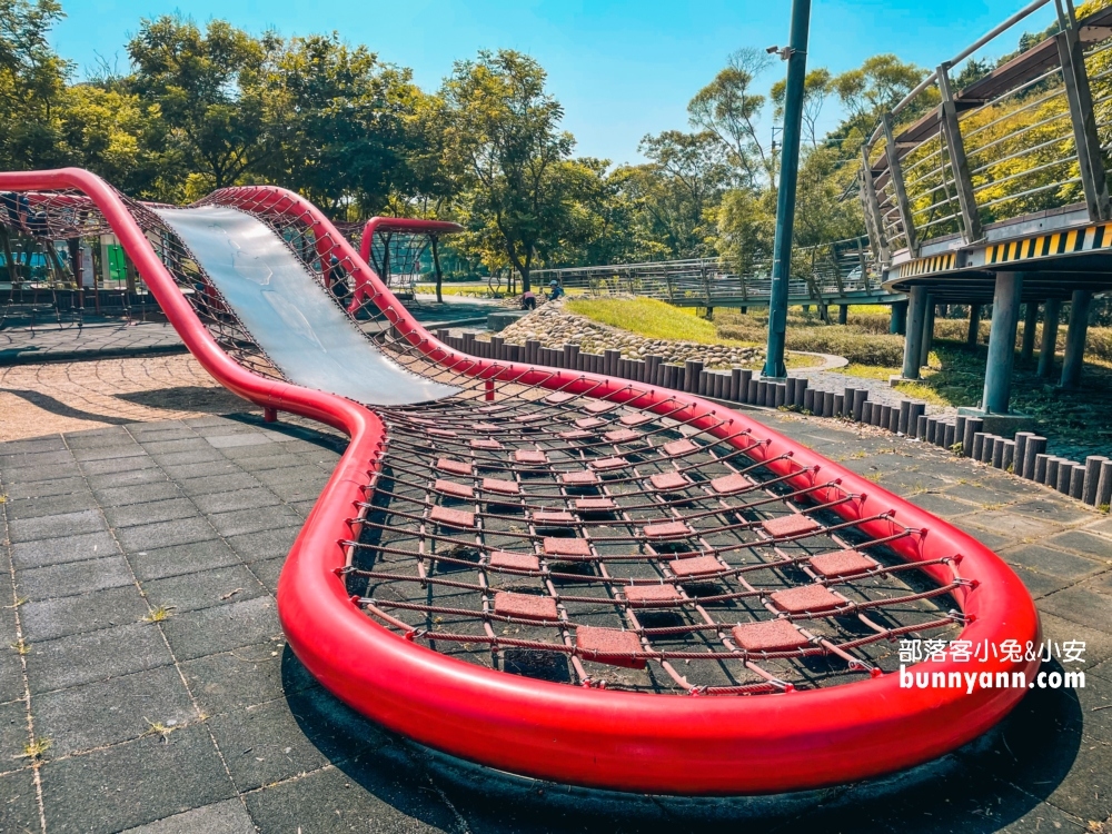 【台中】鰲峰山運動公園，手腳併用的戶外親子遊戲場