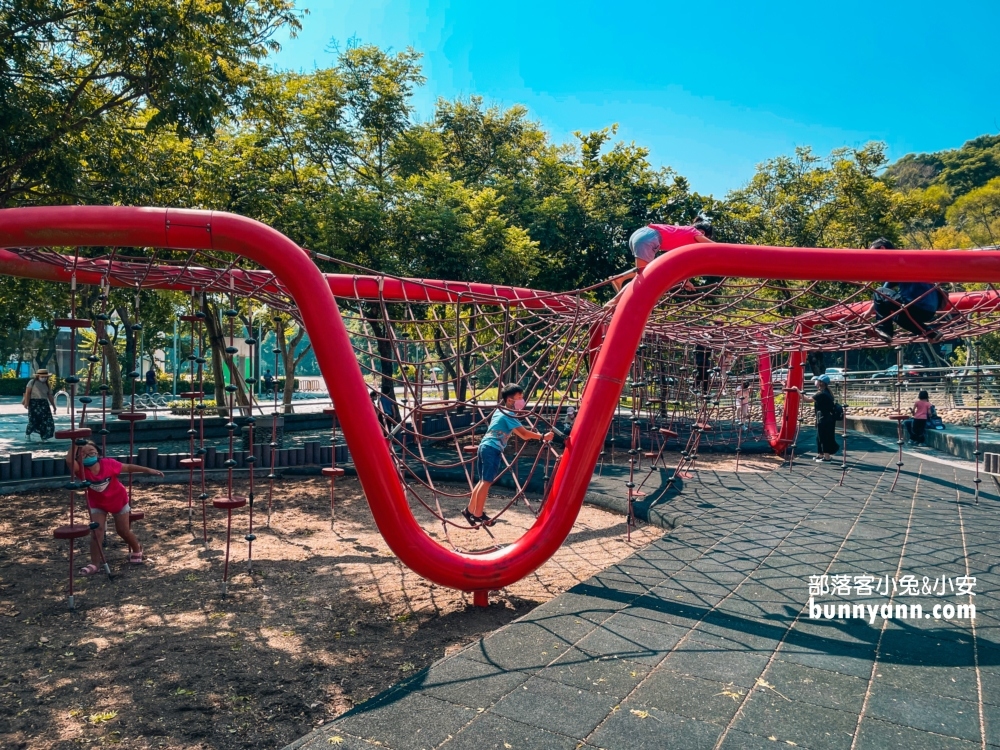 台中鰲峰山運動公園，手腳併用的戶外親子遊戲場