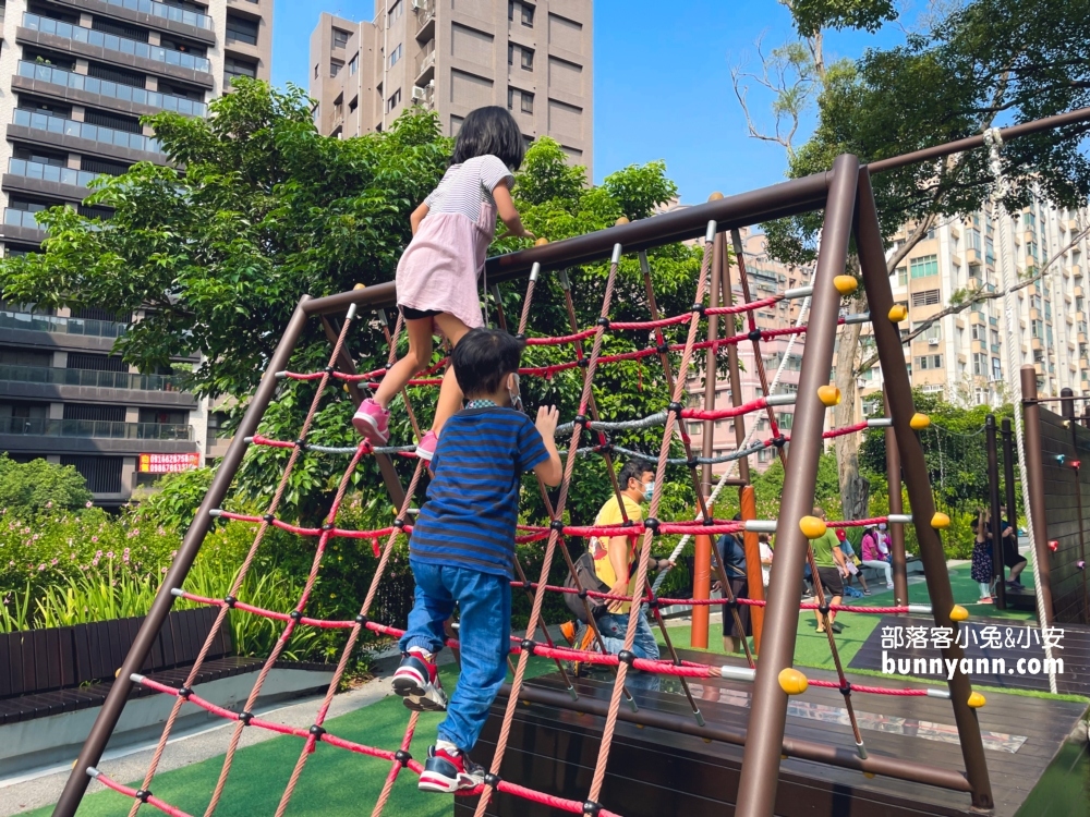桃園「大有梯田生態公園」戶外超大磨石子溜滑梯，絕對是帶小孩放電的好地方