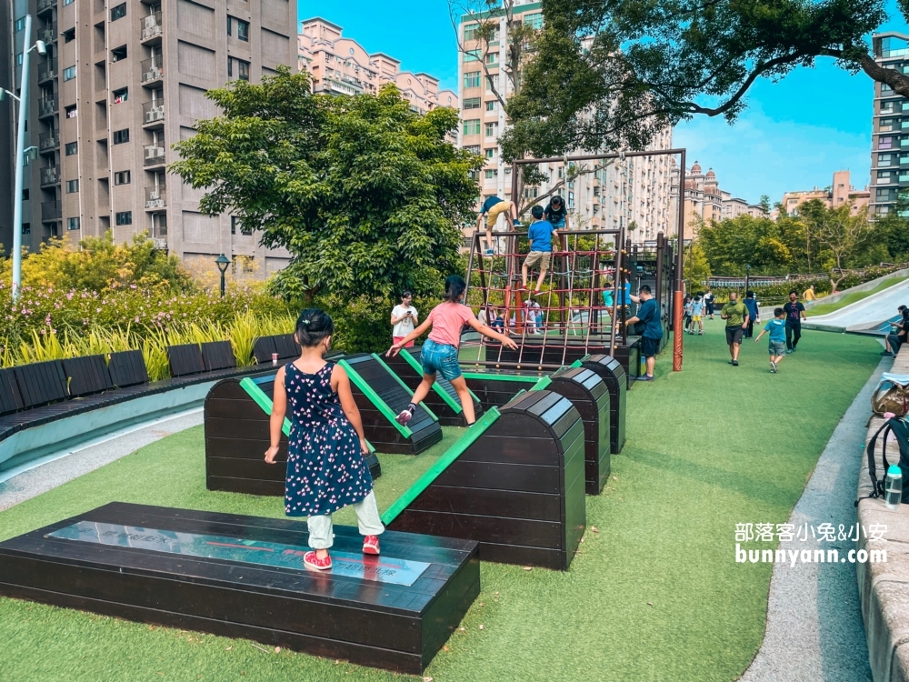 桃園「大有梯田生態公園」戶外超大磨石子溜滑梯，絕對是帶小孩放電的好地方