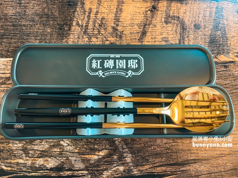 紅磚園邸｜水豚和狐獴陪你吃飯，菜單與預約方式介紹。