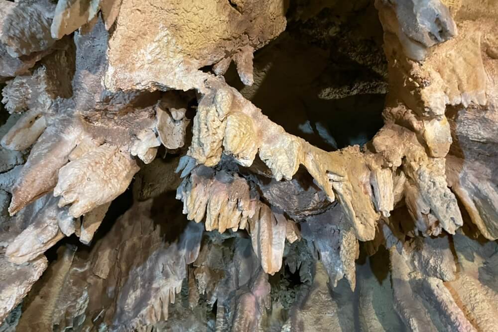 台南版吳哥窟「楠西萬佛寺」超誇張鐘乳石洞，預約參觀方法。