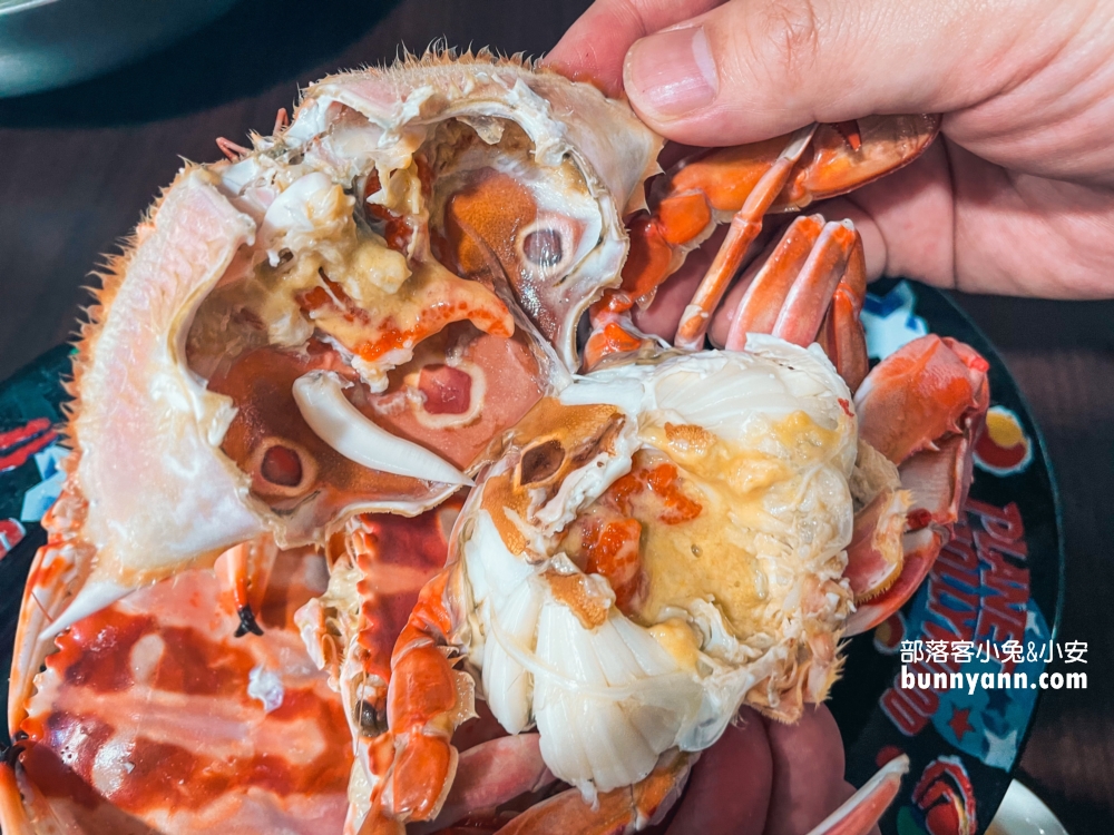 萬里【三協香萬里蟹】賣著當地盛產的螃蟹與各類海產，還有粒粒飽滿文蛤湯與新鮮小卷！